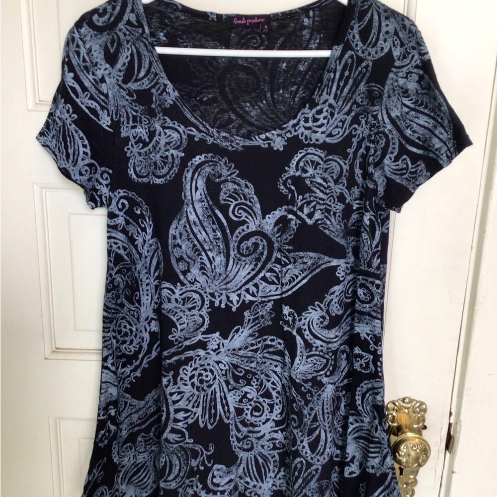 Fresh Produce Black and Gray Paisley Short Sleeve Tunic Tee Handkerchief Hem